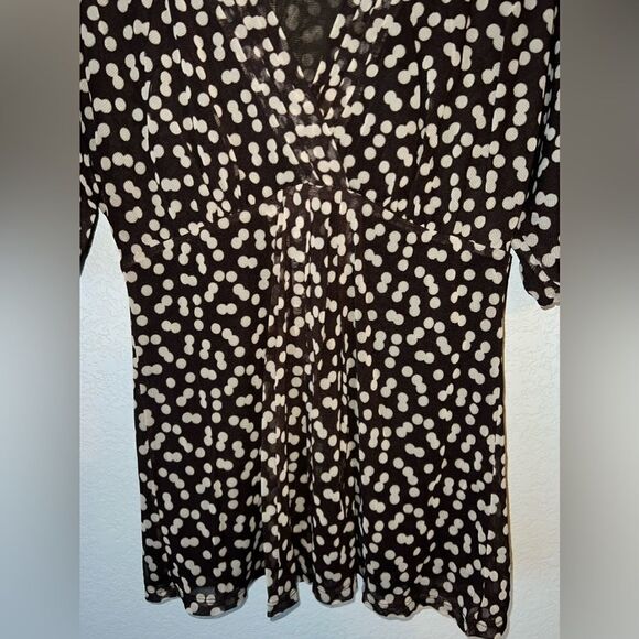 🤎 NEW YORK & COMPANY BROWN POLKA DOT BLOUSE- SIZE MEDIUM - Picture 2 of 5